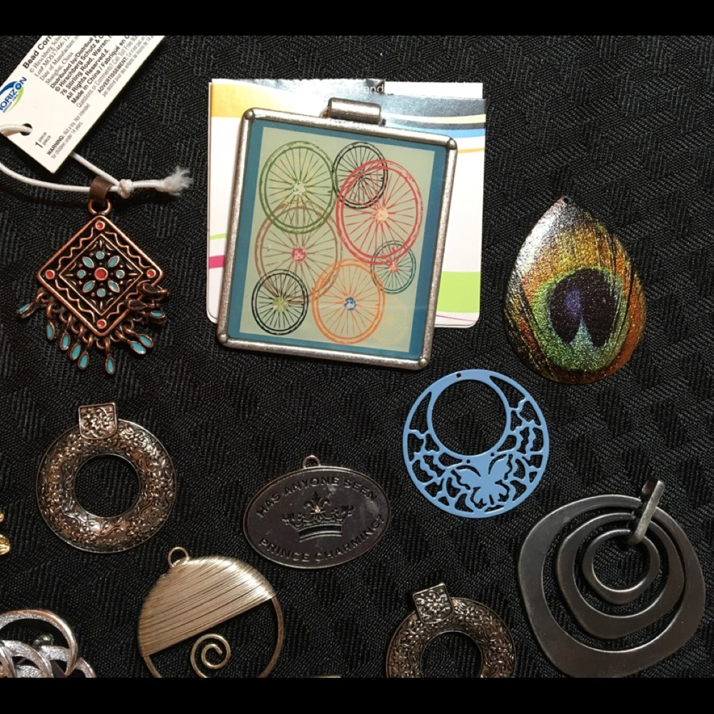 Lot of (18) metal pendants ,  (2) brooches. - Picture 4 of 8